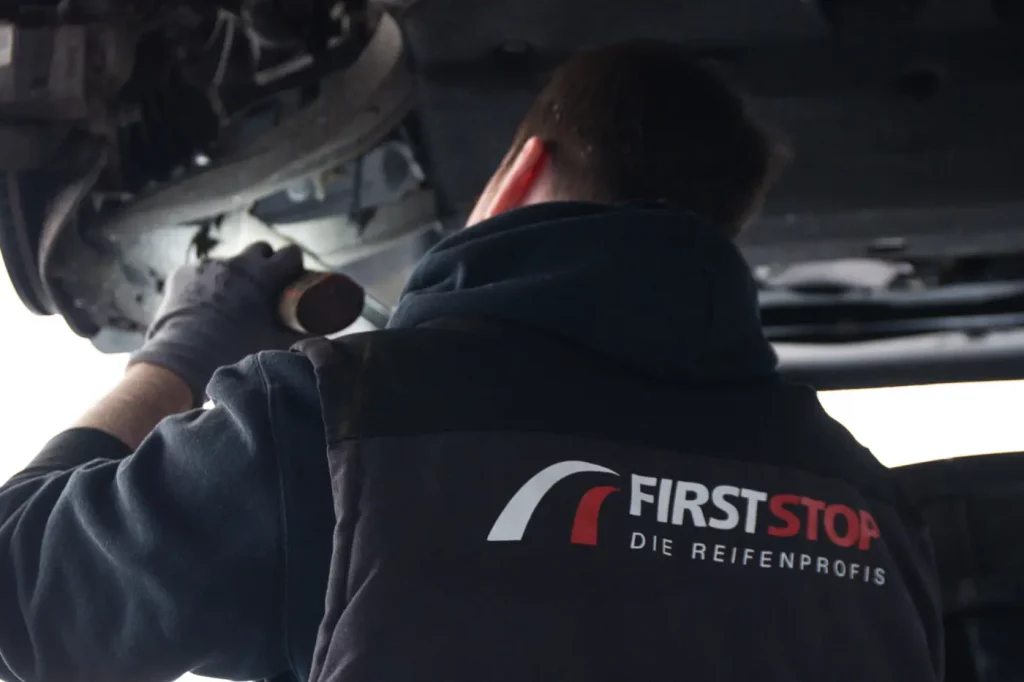 Mitarbeiter im Werkstattservice + Untersuchung oder Reparatur am Fahrzeugunterboden + FIRSTSTOP Schwerin.